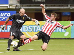 Johan Voskamp (r.) probeert een spelhervatting van Niki Mäenpää (l.) te blokken tijdens Sparta Rotterdam - VVV-Venlo. (19-10-2014)