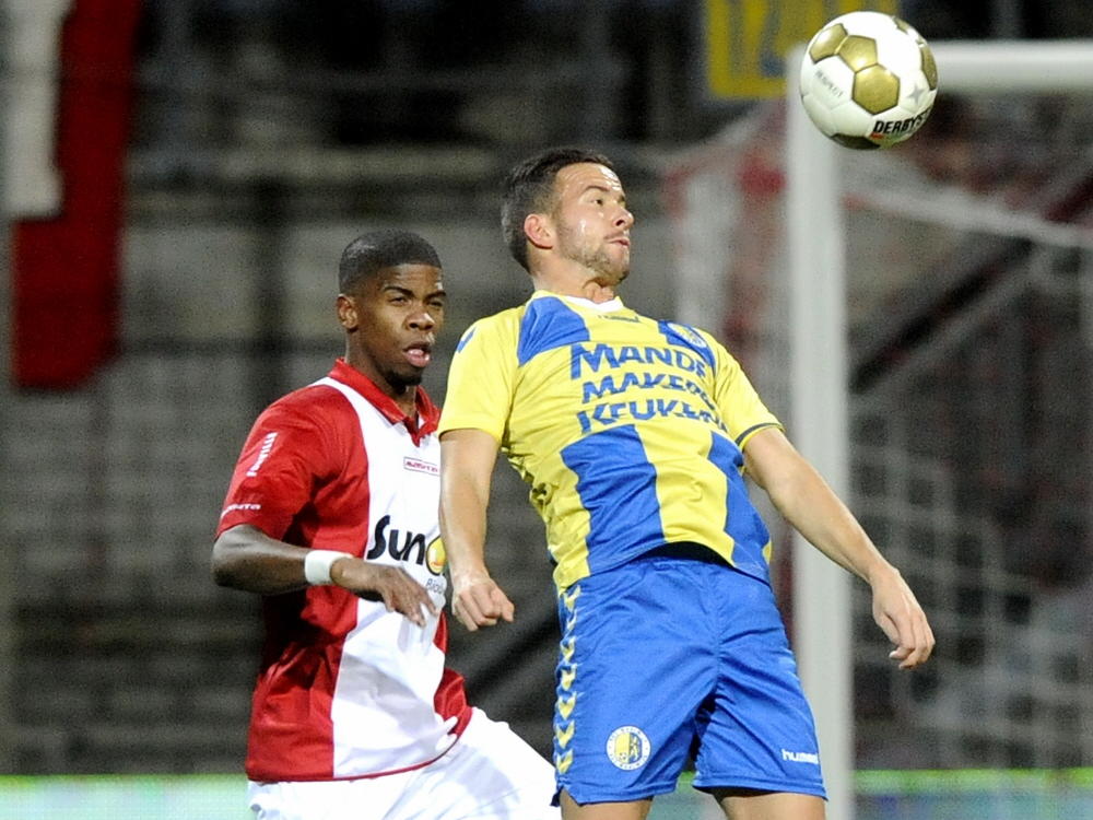 Kenny Anderson (r.) probeert met Luis Pedro in zijn rug een bal te controleren tijdens FC Emmen - RKC Waalwijk. (19-12-2014).