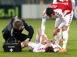 Kai Heerings (m.) wordt getroost door medespeler Christian Kum. Heerings moet in het oefenduel tegen Borussia Dortmund met een zware knieblessure naar de kant. (21-01-2015)