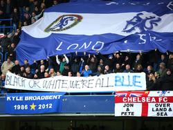 Unos seguidores del Chelsea hicieron un llamamiento a la tolerancia antes del partido ante el Burnley. (Foto: Getty)
