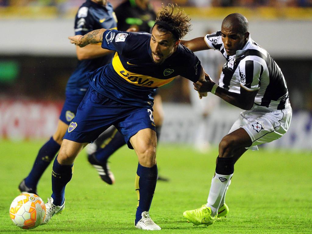 Dano Osvaldo peleando por la pelota con un jugador del Zamora en la ida. (Foto: Imago)