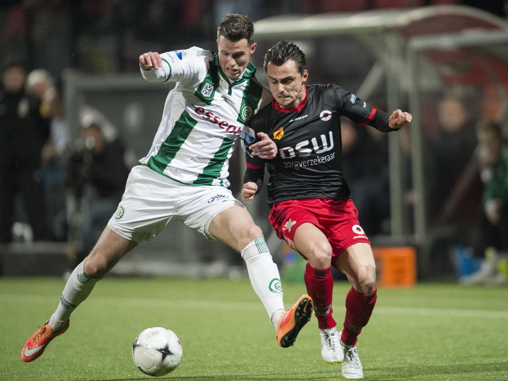 Hans Hateboer (l.) in duel met Darryl van Mieghem (r.) tijdens het Eredivisieduel tussen Excelsior en FC Groningen. (14-02-2015)