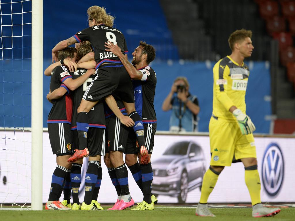 Der FC Basel bejubelt den Siegtreffer von Michael Lang