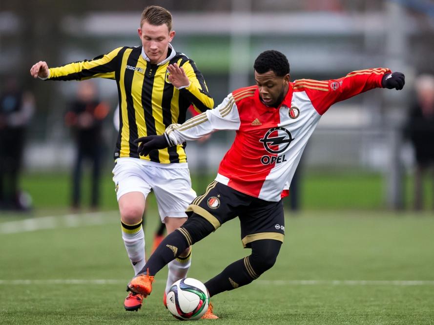 Julian Lelieveld (l.) zet druk op Marlon Slabbekoorn tijdens de wedstrijd tussen Vitesse A1 en Feyenoord A1. (01-12-2015)