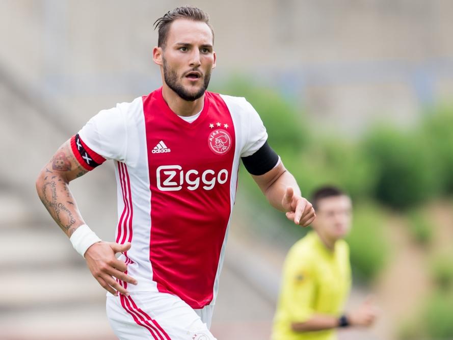 Nemanja Gudelj draagt tijdens het oefenduel van Ajax met AS Béziers de aanvoerdersband om zijn arm. (20-07-2016)