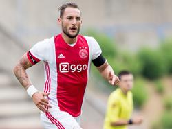 Nemanja Gudelj draagt tijdens het oefenduel van Ajax met AS Béziers de aanvoerdersband om zijn arm. (20-07-2016)