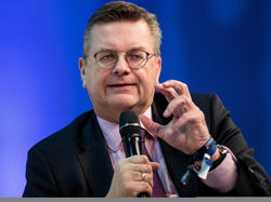 DFB-Präsident Grindel bemüht sich um die Ausrichtung der Fußball-EM 2024