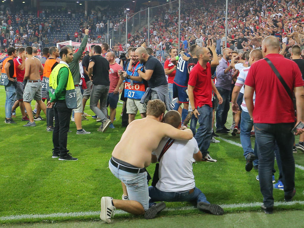 Die euphorischen Belgrad-Fans stürmten nach Abpfiff den Platz