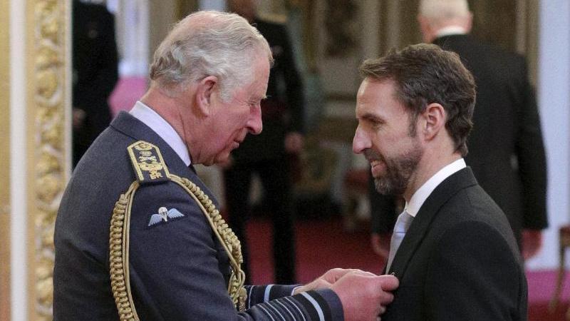 Prinz Charles (l.) verleiht England-Coach Gareth Southgate den Ritterorden