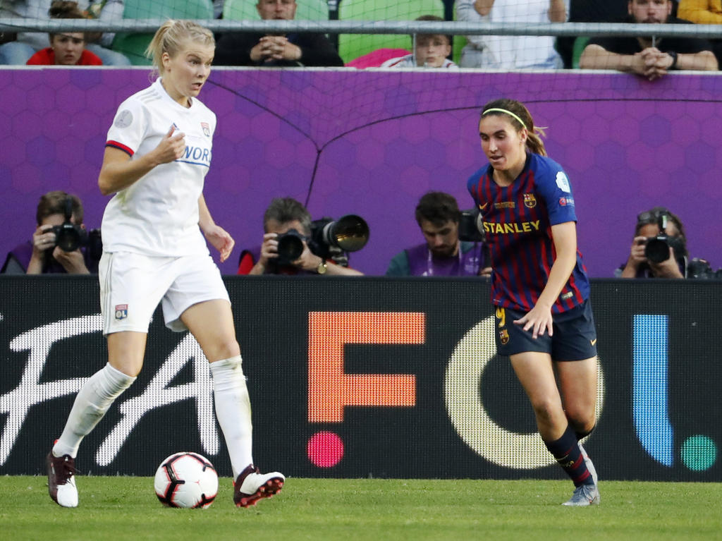 Hegerberg lleva el esférico ante la mirada de la culé Mariona. (Foto: Getty)