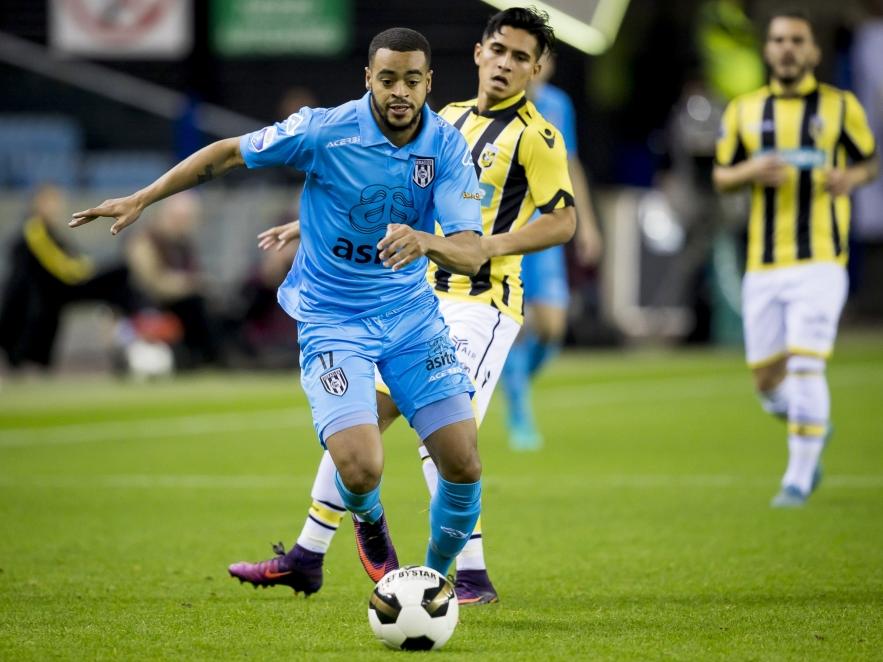 Navarone Foor (r.) moet Brandley Kuwas (l.) laten lopen in het duel Vitesse - Heracles Almelo. (06-11-2016)