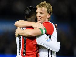 Eljero Elia (l.) en Dirk Kuyt (r.) zijn opgelucht, want Jens Toornstra heeft zojuist de wedstrijd tussen Feyenoord en PEC Zwolle beslist door de 3-0 tegen de touwen te rammen. (20-11-2016)