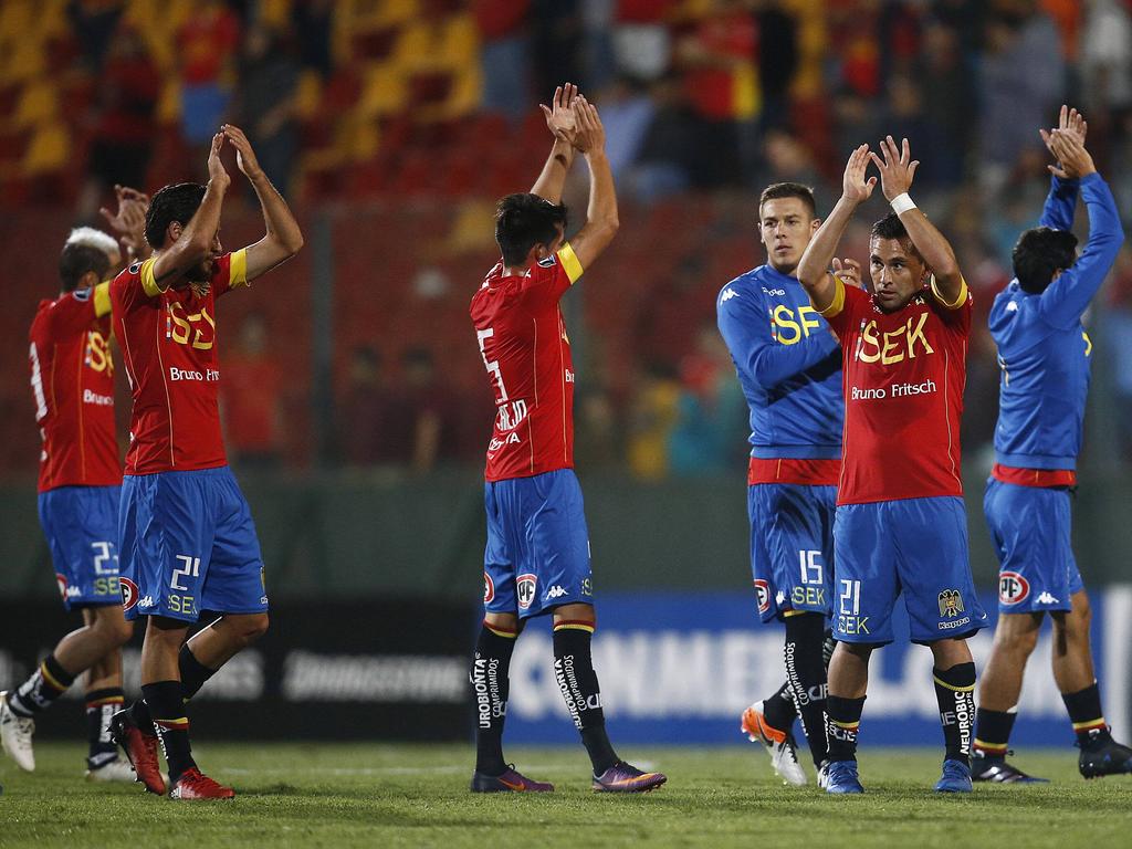 Unión Española celebra su pase tras el 2-0 ante su público. (Foto: Imago)