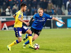 Lex Immers (r.) zet Erdin Demir (l.) onder druk tijdens het competitieduel Club Brugge - Waasland-Beveren (25-01-2017).