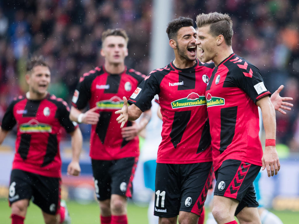 Der SC Freiburg träumt Dank eines Doppelpacks von Florian Niederlechner (r.) von der Europa League