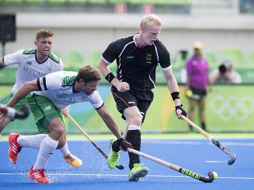 Vierter Sieg im vierten Spiel für Tom Grambusch (r.) und Co.