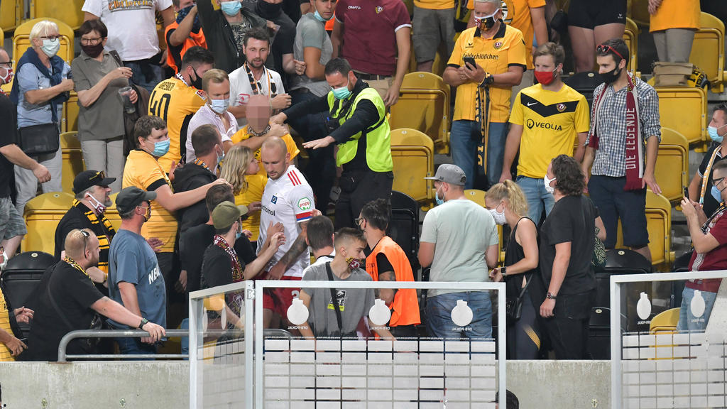 Toni Leistner (Mitte) im Fanblock von Dynamo Dresden