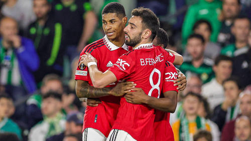 Marcus Rashford (l.) und Manchester United stehen im Viertelfinale