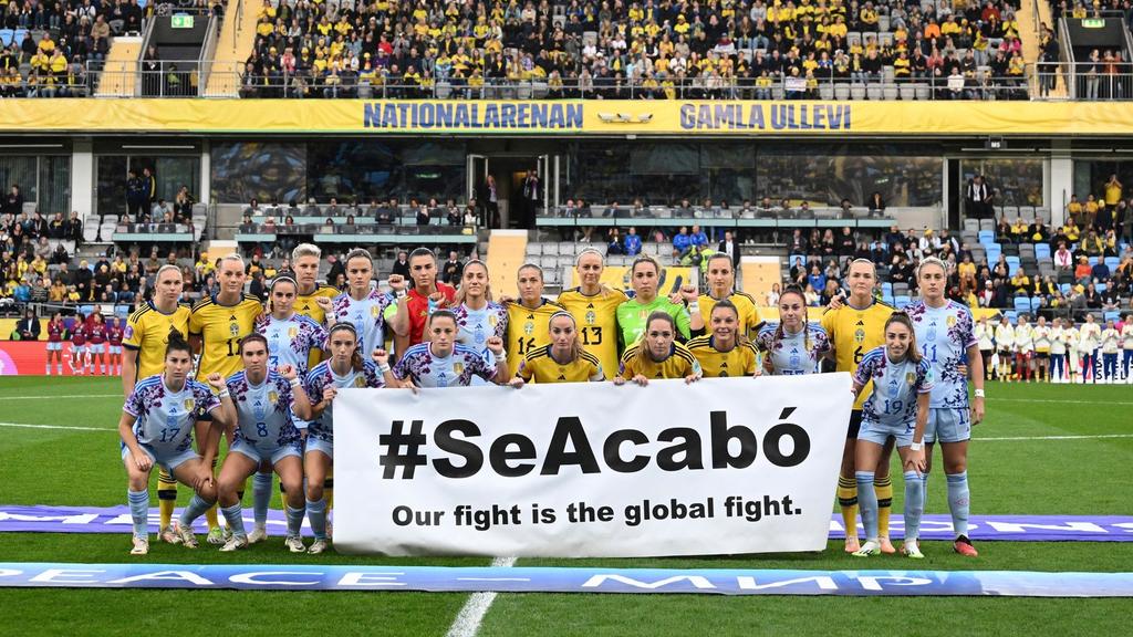 Die schwedische und die spanische Mannschaft setzten vor dem Spiel ein Zeichen gegen sexuelle Übergriffe Die schwedische und die spanische Mannschaft setzten vor dem Spiel ein Zeichen gegen sexuelle Übergriffe