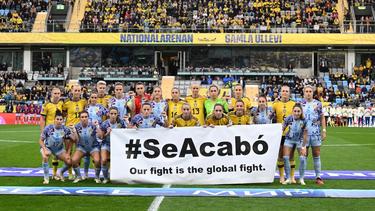 Die schwedische und die spanische Mannschaft setzten vor dem Spiel ein Zeichen gegen sexuelle Übergriffe