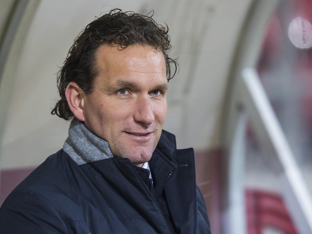 Go Ahead Eagles-trainer Dennis Demmers kan lachen tijdens het competitieduel SC Telstar - Go Ahead Eagles. (18-01-2016) Go Ahead Eagles-trainer Dennis Demmers kan lachen tijdens het competitieduel SC Telstar - Go Ahead Eagles. (18-01-2016)