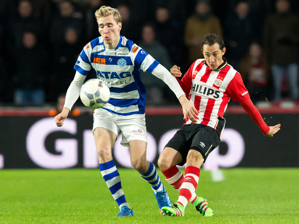 Andrés Guardado (r.) probeert de bal af te pakken van Vincent Vermeij (l.) tijdens het competitieduel PSV - De Graafschap. (30-01-2016)