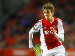 Lucas Andersen spant zich in om bij de bal te komen tijdens Ajax - Willem II. (06-12-2014)
