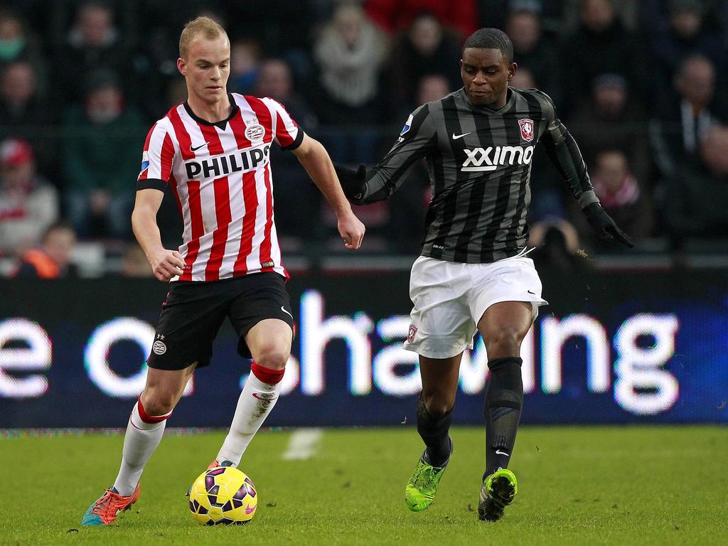 Kyle Ebecilio (r.) doet zijn best om Jorrit Hendrix bij te houden tijdens het competitieduel PSV - FC Twente. (14-12-2014) Kyle Ebecilio (r.) doet zijn best om Jorrit Hendrix bij te houden tijdens het competitieduel PSV - FC Twente. (14-12-2014)