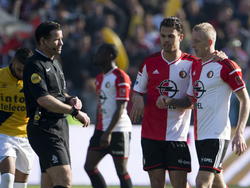 Pieter Vink (l.) wijst tijdens Feyenoord - NAC Breda op zijn horloge om aan te geven dat er gescoord is door de Rotterdammers. In De Kuip wordt gebruikgemaakt van doellijntechnologie en via dat hulpmiddel krijgt de arbiter door als een bal de doellijn volledig is gepasseerd. (08-03-2015)
