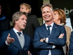 Tijdens het duel tussen PSV en Excelsior is Marcel Brands (l.) in gesprek met Peter Fossen. Fossen is Manager Operations bij PSV. (25-04-2015)