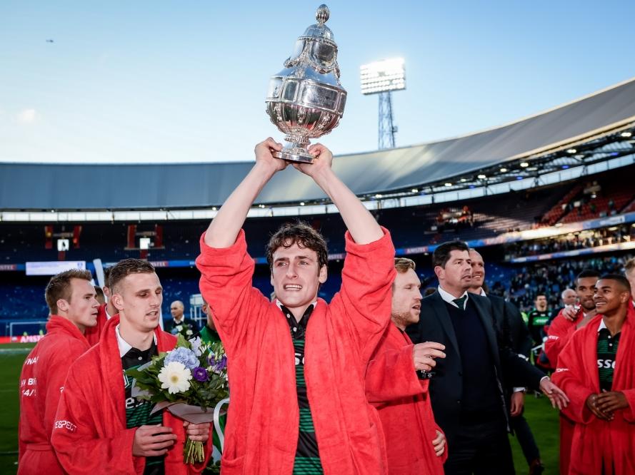 Vol trots houdt Eric Botteghin (m.) de KNVB beker boven zijn hoofd. FC Groningen wint het bekertoernooi door met 2-0 te winnen van PEC Zwolle. (03-05-2015)