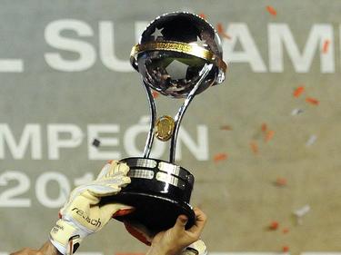 Den Pokal der Copa Sudamericana durfte im Jahr 2014 der argentinische Vertreter River Plate in die Höhe recken. (10.12.2014)