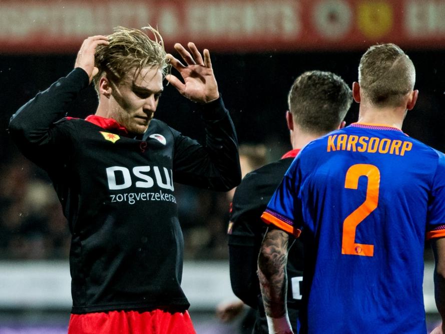 Tom van Weert (l.) haalt fantastisch uit richting het doel van Feyenoord, maar het schot van de spits van SBV Excelsior zeilt net over de lat. (28-11-2015)