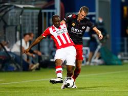 Kevin Vermeulen (r.) probeert het leven van Jetro Willems (l.) zuur te maken tijdens het competitieduel Excelsior - PSV (24-09-2016).