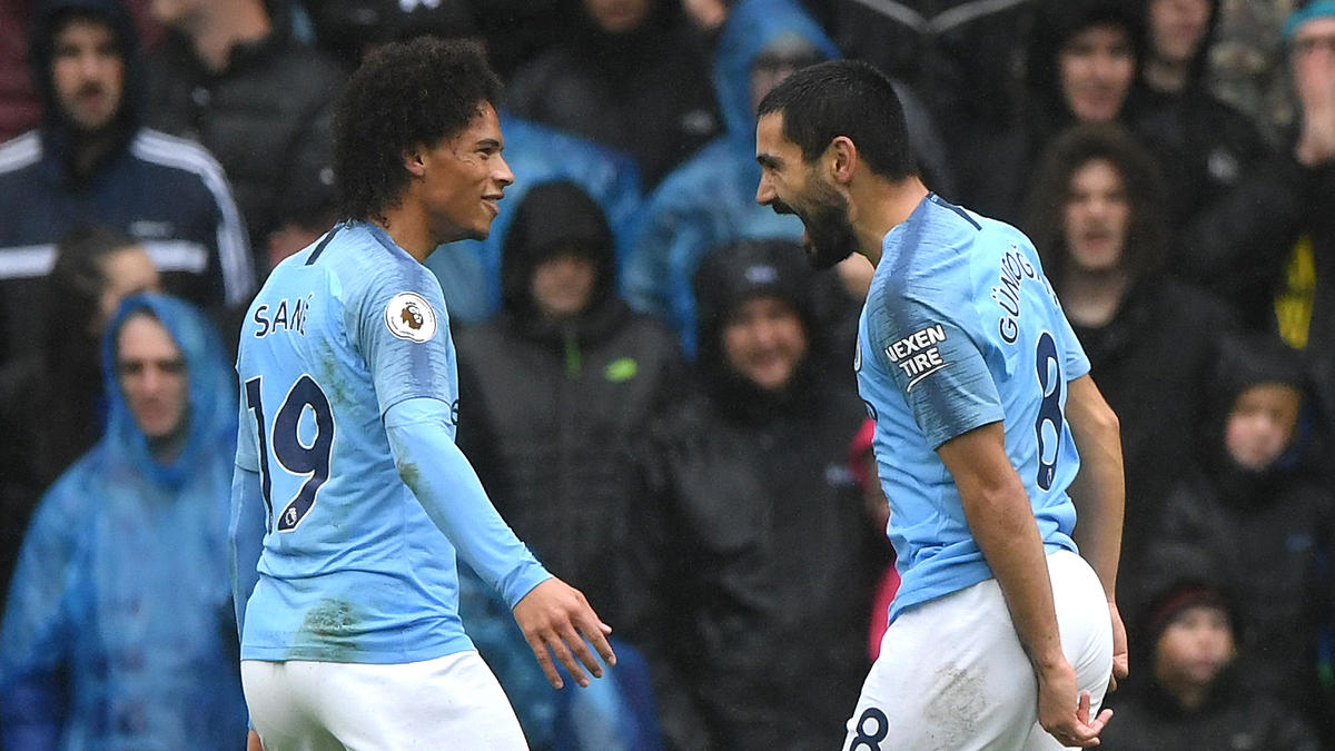 Leroy Sané (l.) und Ilkay Gündogan holten mit ManCity das Triple aus Meisterschaft, FA Cup und Liga-Pokal Leroy Sané (l.) und Ilkay Gündogan holten mit ManCity das Triple aus Meisterschaft, FA Cup und Liga-Pokal