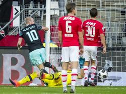 Van dichtbij weet Davy Klaassen (l.) de 1-2 tegen AZ binnen te tikken. (06-11-2016)