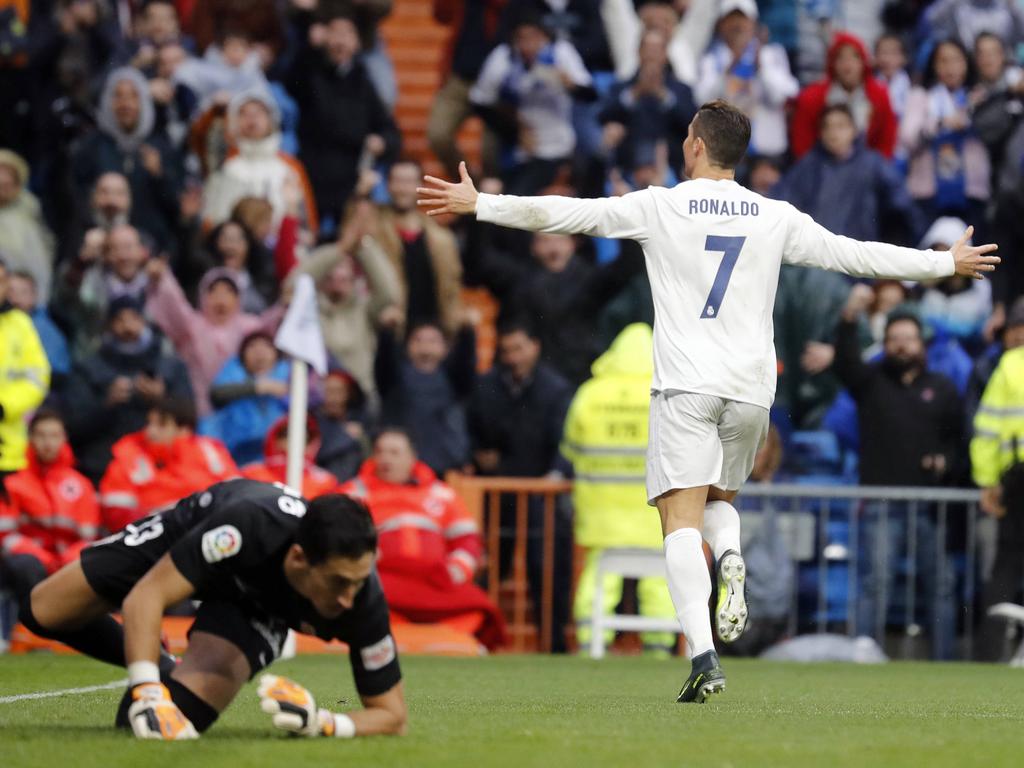 Cristiano Ronaldo (r.) kan juichen tijdens het competitieduel Real Madrid - Sporting Gijón (26-11-2016).