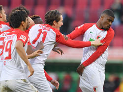 FC-Youngster Kevin Danso (r.) wurde nach dem Ausgleichstreffer geherzt
