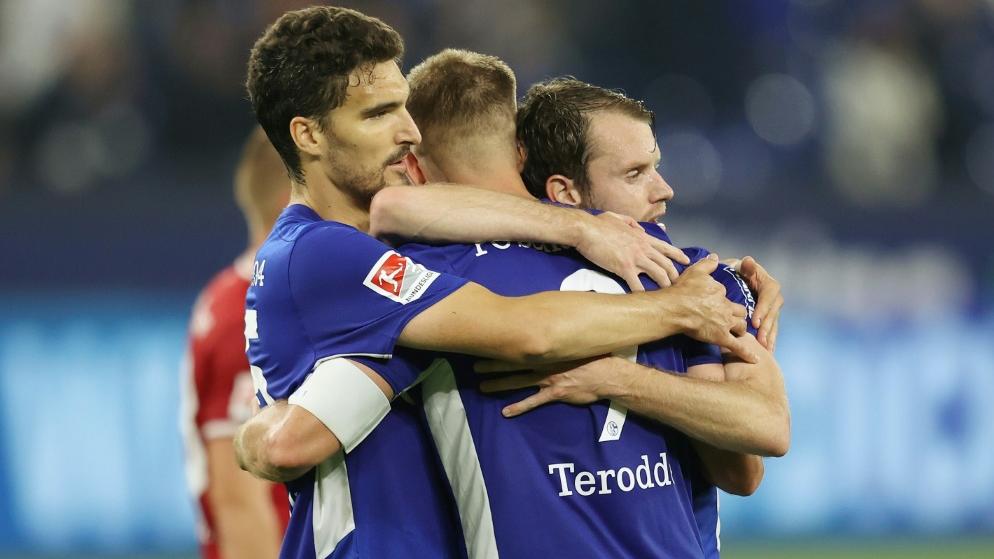 Der FC Schalke 04 hat einen späten Sieg bei Hannover 96 gefeiert