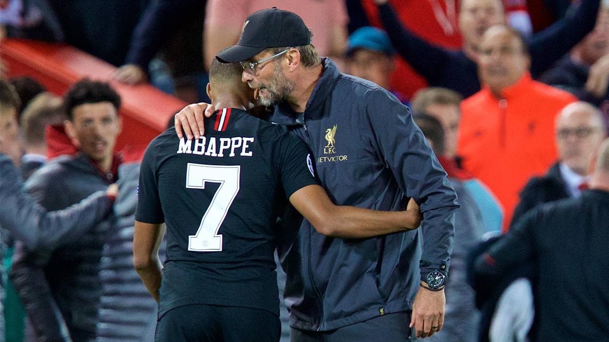 Jürgen Klopp (r.) will Kylian Mbappé angeblich von PSG zum FC Liverpool locken
