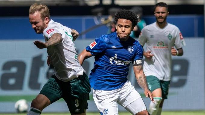 Weston McKennie trug an seinem linken Arm eine Binde mit dem Schriftzug "Justice for George" Weston McKennie trug an seinem linken Arm eine Binde mit dem Schriftzug "Justice for George"