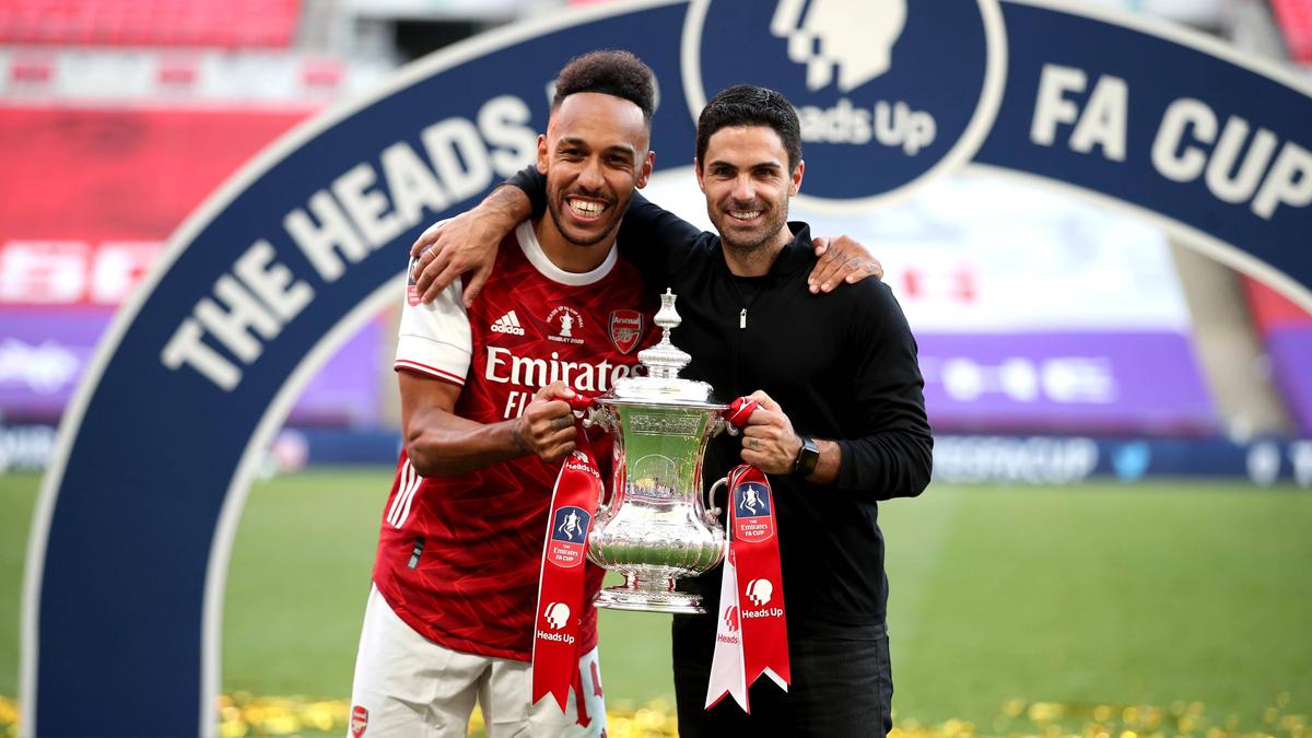 Mikel Arteta (r.) ist zuversichtlich, dass Pierre-Emerick Aubameyang bei Arsenal bleibt Mikel Arteta (r.) ist zuversichtlich, dass Pierre-Emerick Aubameyang bei Arsenal bleibt