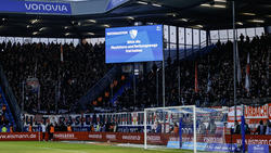 Das Banner der VfB-Fans verzögerte den Anpfiff zur zweiten Halbzeit
