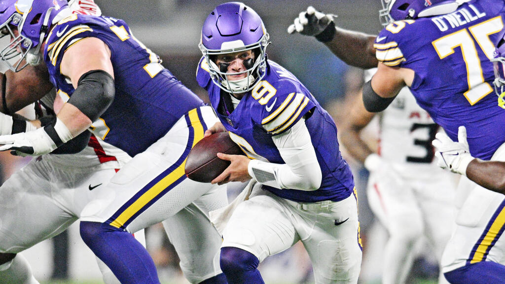 J.J. McCarthy hatte einen schweren Stand gegen die Falcons