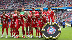 Kingsley Coman (re. unten) sieht seine Zukunft beim FC Bayern