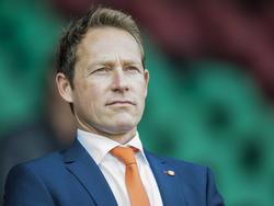 Technisch manager Jelle Goes van de KNVB kijkt toe hoe het Nederlands elftal onder de 21 jaar het doet tegen Slowakije onder de 21. (11-10-2015)