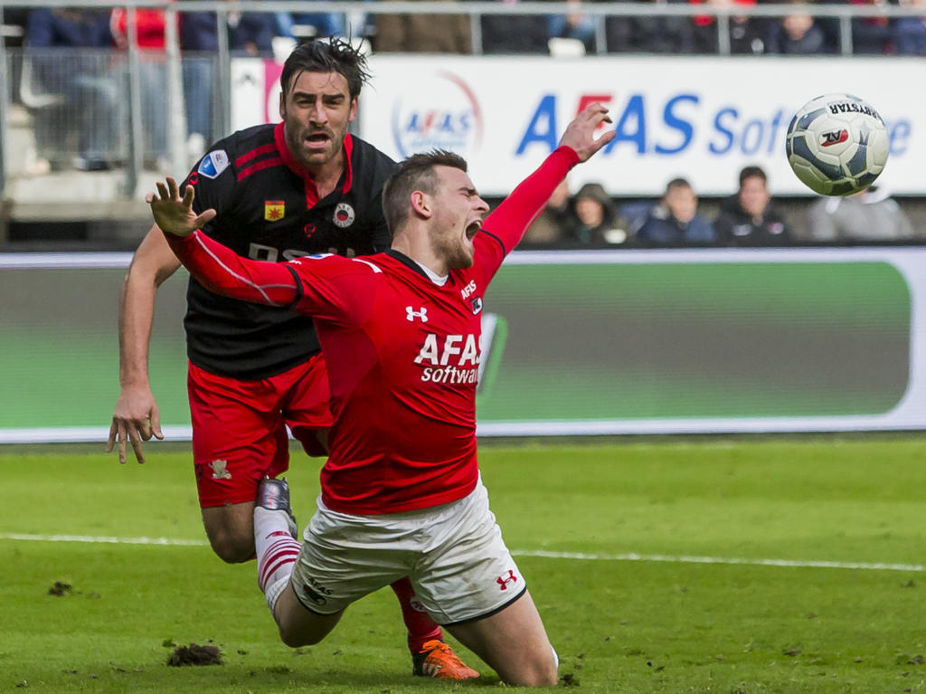 Sander Fischer (l.) haalt de doorgebroken Vincent Janssen (r.) neer en wordt tijdens de wedstrijd AZ - Excelsior met een rode kaart van het veld gestuurd. (06-03-2016)