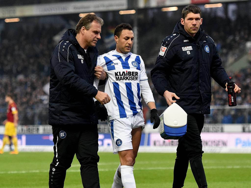 Karlsruhes Manuel Torres (M.) erlitt sich im Spiel gegen Paderborn einen Muskelfaserriss