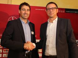 Stolz präsentiert Sportvorstand Martin Bader (r.) vom 1. FC Nürnberg seinen neuen Trainer René Weiler