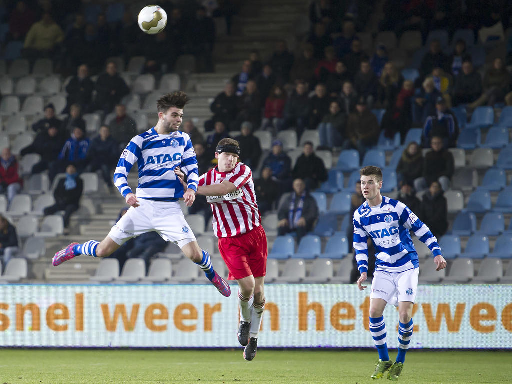 Robin Pröpper (l.) wint een luchtduel van Jochem Jansen (m.) tijdens De Graafschap - FC Oss. (31-01-2015)